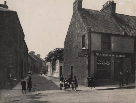 Erskine Beveridge set up his Linen Mill and Warehouse here (building on left) around 1833. He lived in Priory House, which was just a few yards further down the New Row. It was here that his first wife, Amelia, step-daughter of Captain James Adamson, died in 1848. [By kind permission of OnFife Archives (Dunfermline Local Studies) on behalf of Fife Council]